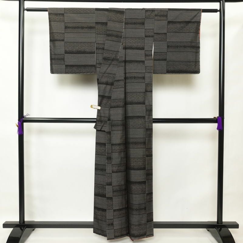 大島紬 良品 証紙なし しつけ糸付き 正絹 やまと謹製 幾何学柄・抽象柄 袷仕立て グレー_画像2