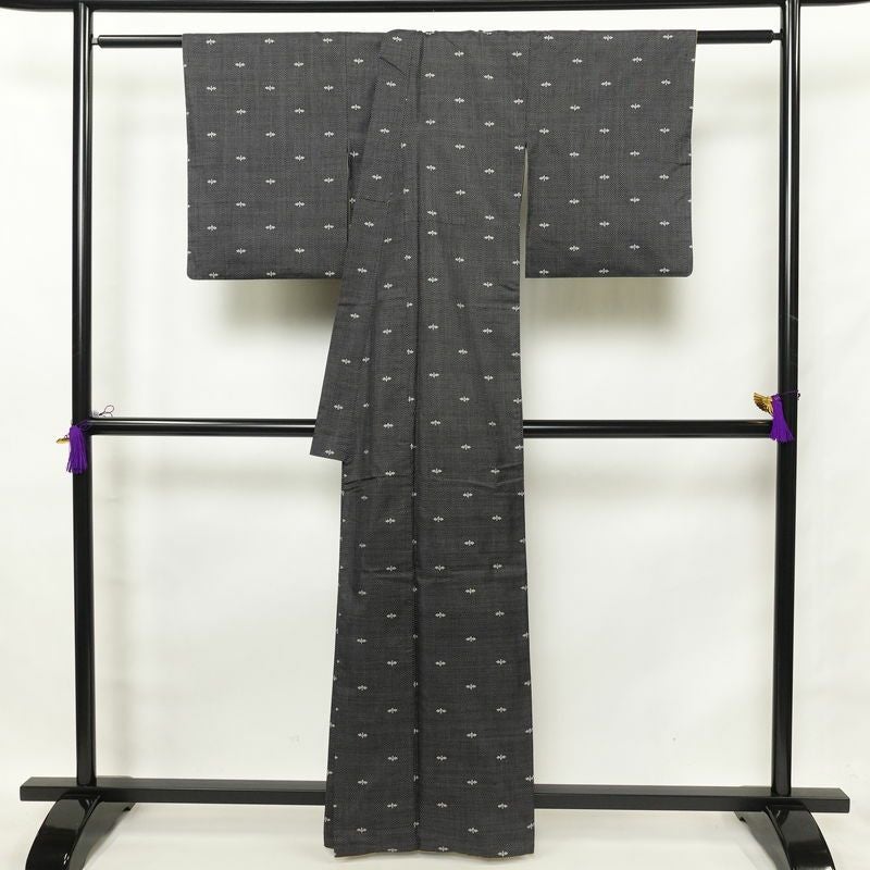 大島紬 良品 本場奄美大島 証紙あり 正絹 身丈161cm 裄丈64cm 幾何学柄・抽象柄 袷仕立て 黒_画像2