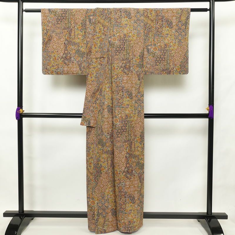 小紋 美品 しつけ糸付き 縮緬 正絹 幾何学柄・抽象柄 身丈160cm 裄丈67.5cm 袷仕立て 多色使い_画像2