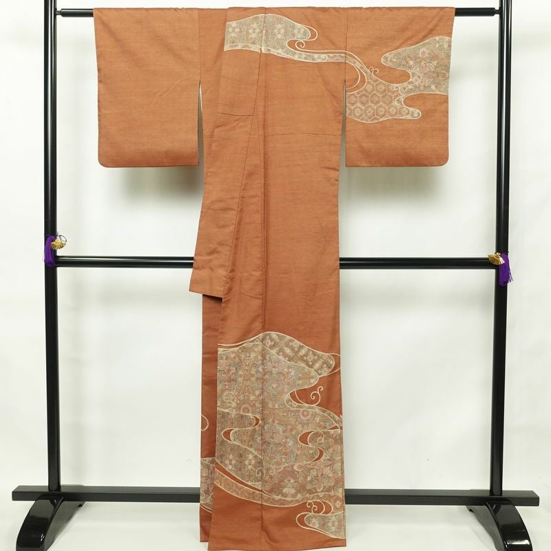 訪問着 紬地 良品 スワトウ刺繍 一つ紋付き 身丈164cm 裄丈66.5cm 正絹 幾何学柄・抽象柄 袷仕立て 茶_画像2
