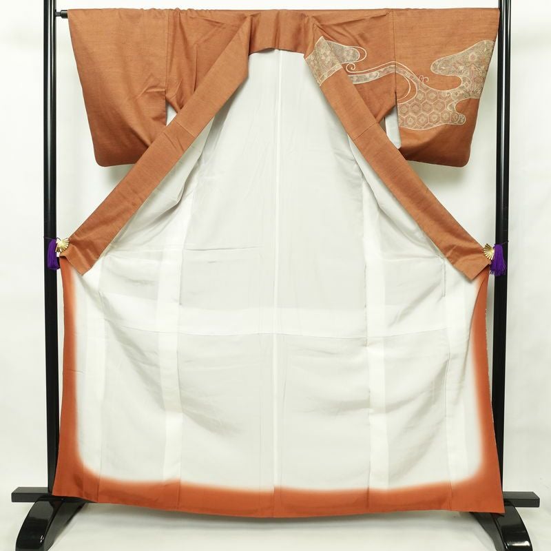 訪問着 紬地 良品 スワトウ刺繍 一つ紋付き 身丈164cm 裄丈66.5cm 正絹 幾何学柄・抽象柄 袷仕立て 茶_画像3