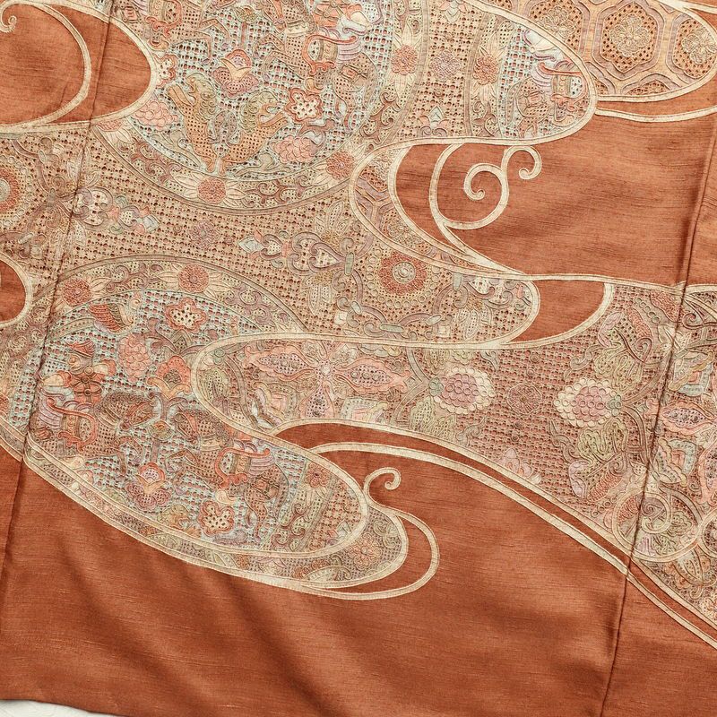 訪問着 紬地 良品 スワトウ刺繍 一つ紋付き 身丈164cm 裄丈66.5cm 正絹 幾何学柄・抽象柄 袷仕立て 茶_画像18