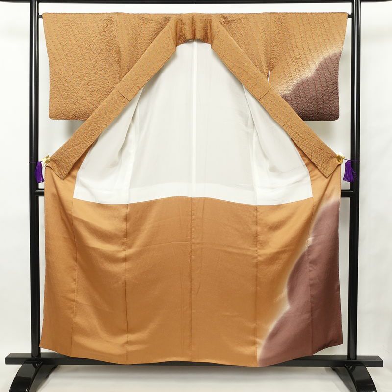 付け下げ 美品 一つ紋付き 正絹 ふくれ織 身丈158cm 裄丈65.5cm 幾何学柄・抽象柄 袷仕立て 茶_画像3