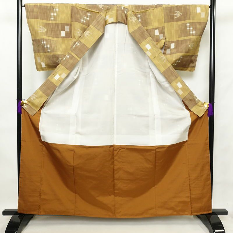 紬 良品 しつけ糸付き 正絹 古典柄 袷仕立て 身丈163cm 裄丈66.5cm 紬着物 黄・黄土色_画像3