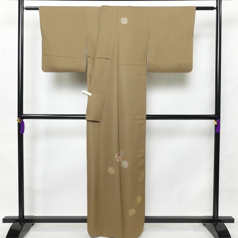 付け下げ 正絹 一つ紋付き 金彩 古典柄 袷仕立て 身丈159.5cm 裄丈65cm 刺繍 附下 着物 黄・黄土色_画像2