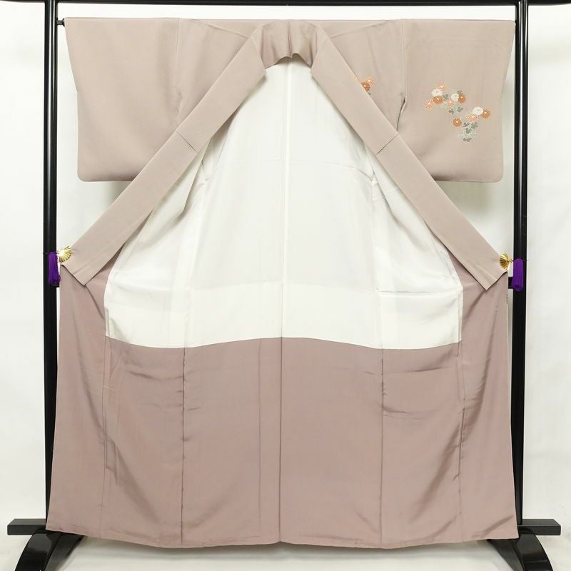 訪問着 落款入り 作家物 縮緬 正絹 古典柄 袷仕立て 身丈162cm 裄丈67cm 菊 金彩 着物 ベージュ_画像3