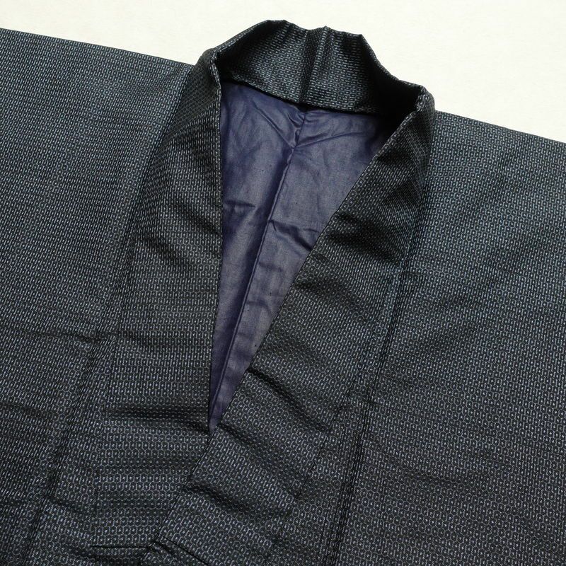 男性用 大島紬 着物 良品 証紙あり アンサンブル 着物 羽織 2点セット セット品 正絹 亀甲柄 袷仕立て 身丈142.5cm 裄丈67cm 青・紺_画像13