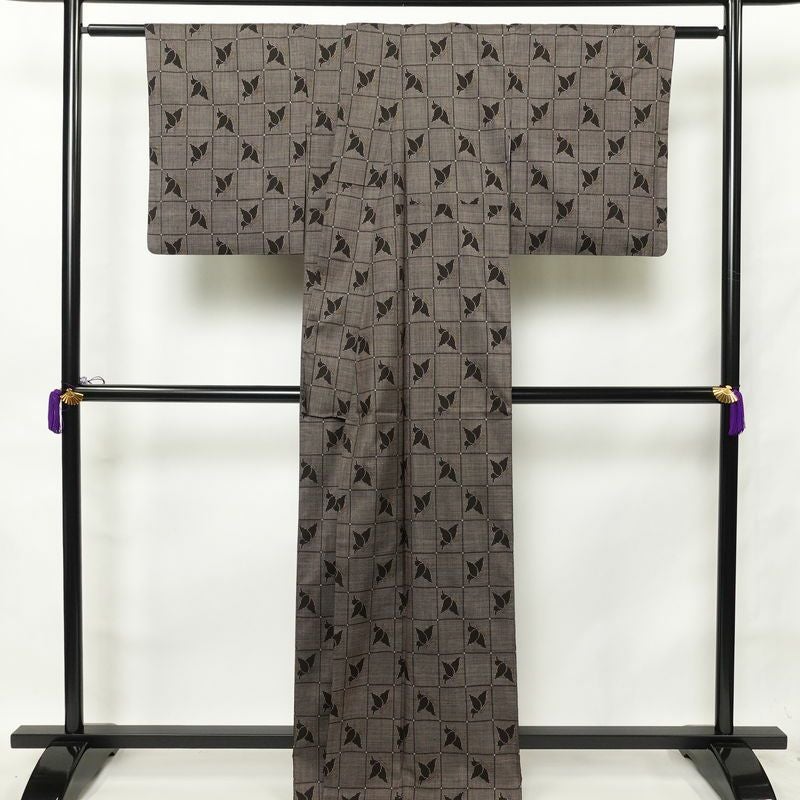 大島紬 良品 証紙なし 正絹 蝶・昆虫柄 袷仕立て 身丈164cm 裄丈67.5cm 着物 茶_画像2