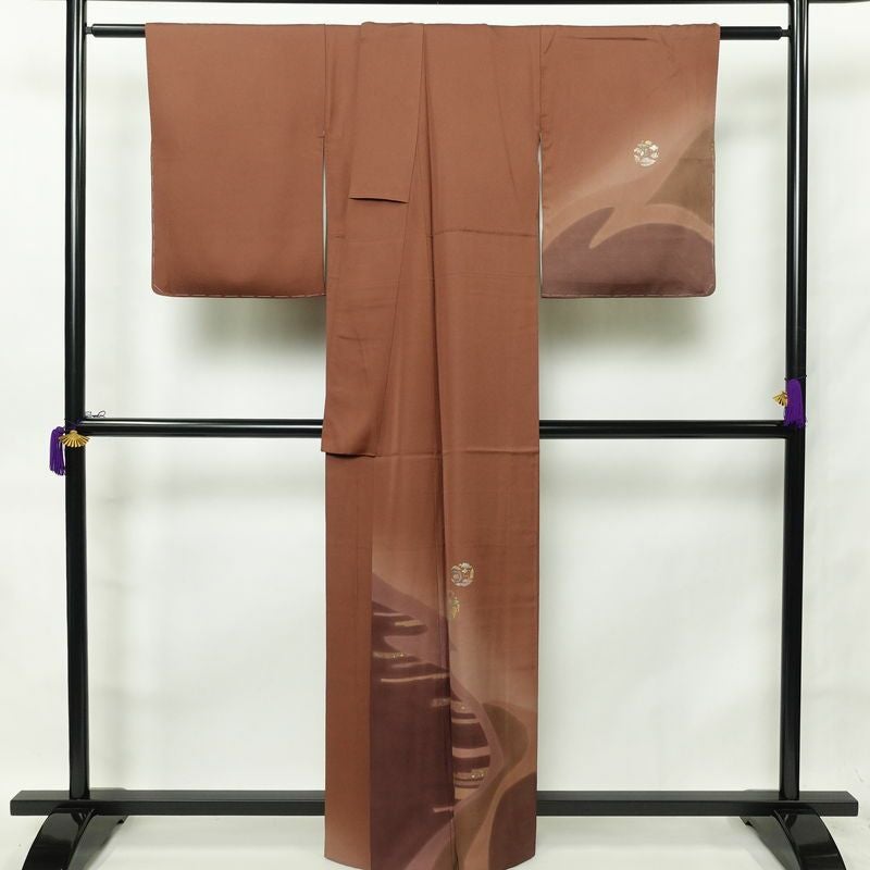 付け下げ 良品 正絹 花柄 袷仕立て 身丈162cm 裄丈67.5cm 附下 箔 着物 茶_画像2