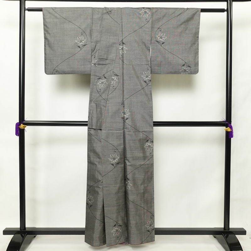 紬 良品 正絹 花柄 袷仕立て 身丈158cm 裄丈63.5cm 紬着物 グレー_画像2