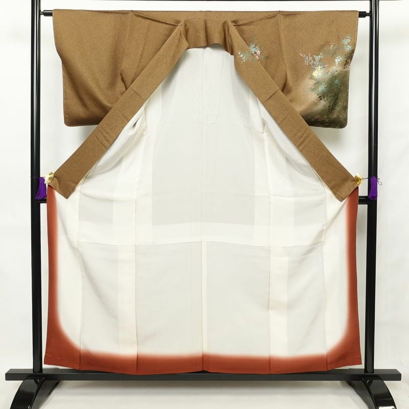 訪問着 美品 青銅箔極美 花旅人 しつけ糸付き 綸子 正絹 木の葉・植物柄 袷仕立て 身丈157cm 裄丈63cm 箔 刺繍 金彩 茶_画像3