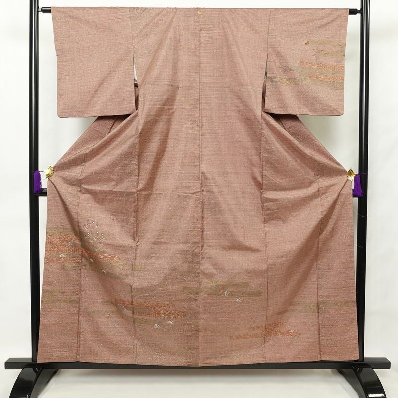 付け下げ 良品 紬地 一つ紋付き 正絹 古典柄 袷仕立て 身丈160.5cm 裄丈63cm 紬生地 附下 着物 刺繍 共八掛 金彩 ピンク_画像1