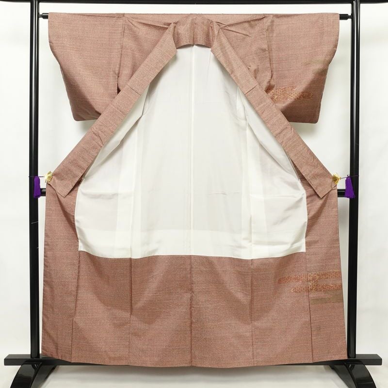 付け下げ 良品 紬地 一つ紋付き 正絹 古典柄 袷仕立て 身丈160.5cm 裄丈63cm 紬生地 附下 着物 刺繍 共八掛 金彩 ピンク_画像3