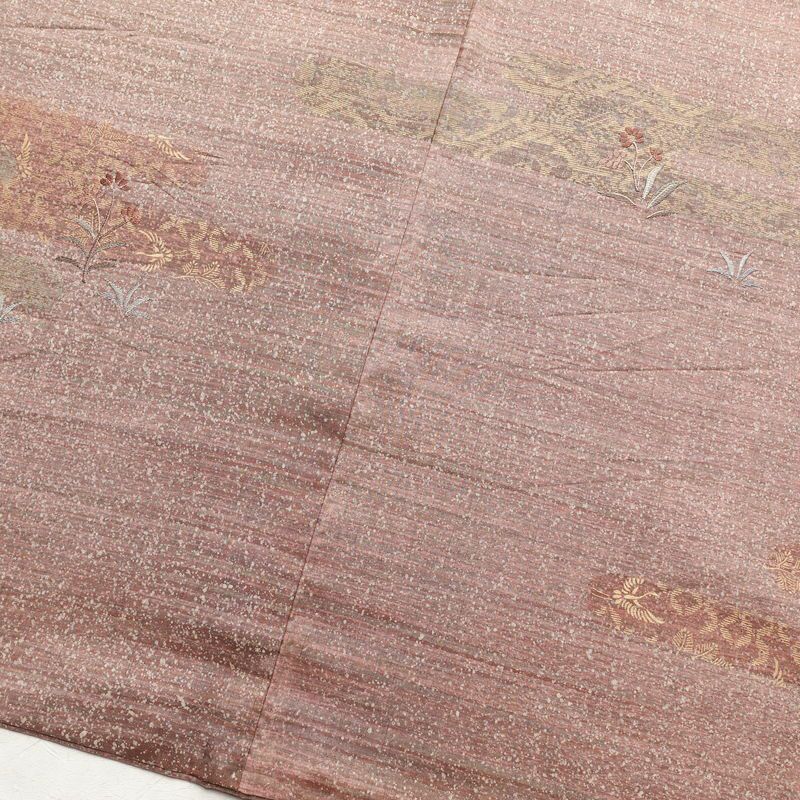 付け下げ 良品 紬地 一つ紋付き 正絹 古典柄 袷仕立て 身丈160.5cm 裄丈63cm 紬生地 附下 着物 刺繍 共八掛 金彩 ピンク_画像11