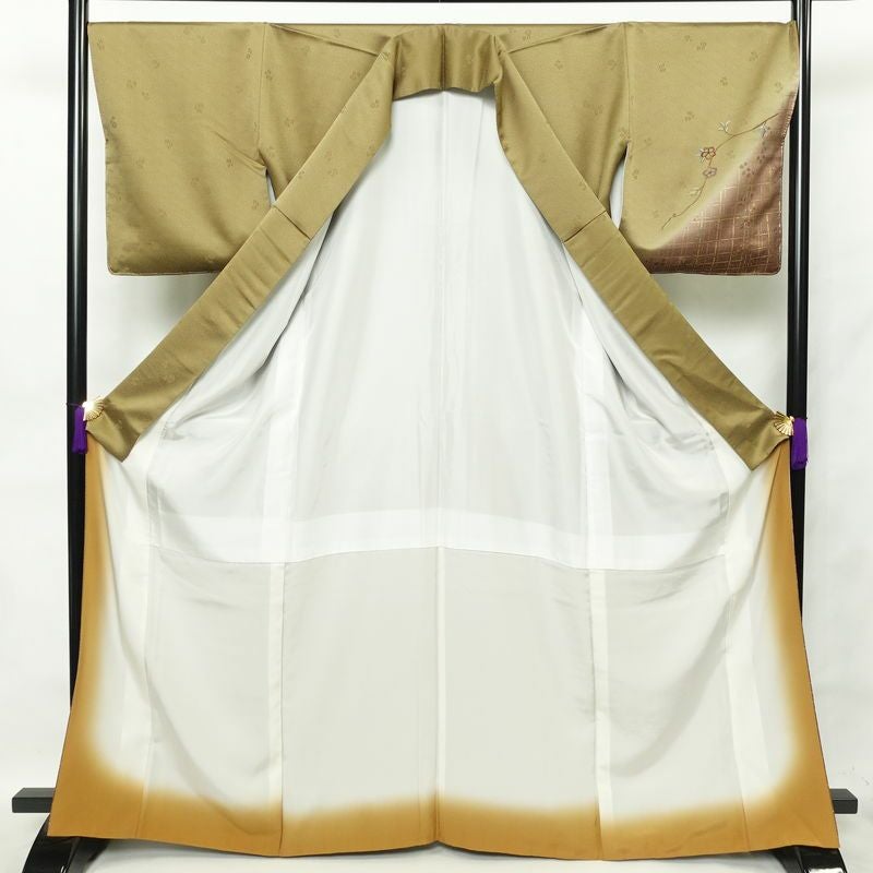 付け下げ 正絹 袷仕立て 身丈165.5cm 裄丈69.5cm 箔 刺繍 一部しつけ糸付き 金彩 附下 着物 木の葉・植物柄 黄・黄土色_画像3
