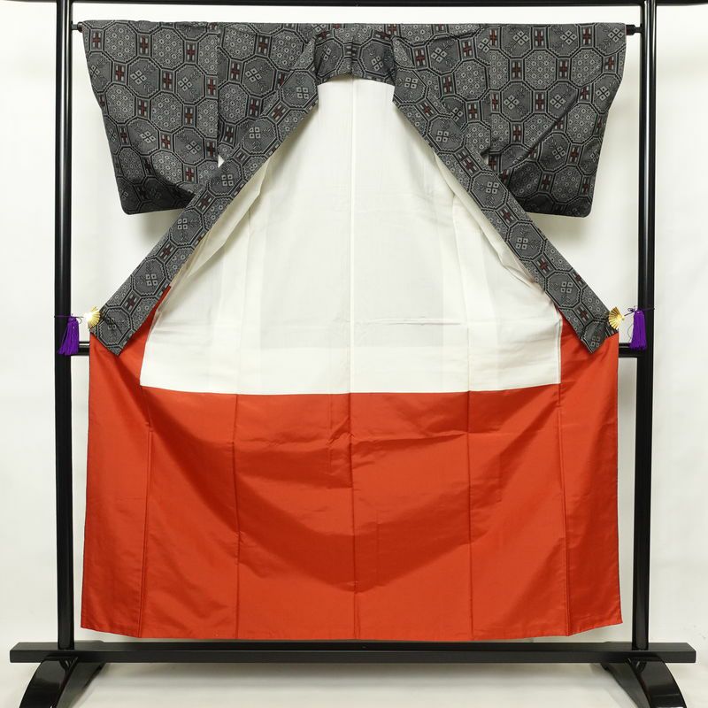紬 良品 正絹 幾何学柄・抽象柄 袷仕立て 身丈155.5cm 裄丈65cm 紬着物 グレー_画像3