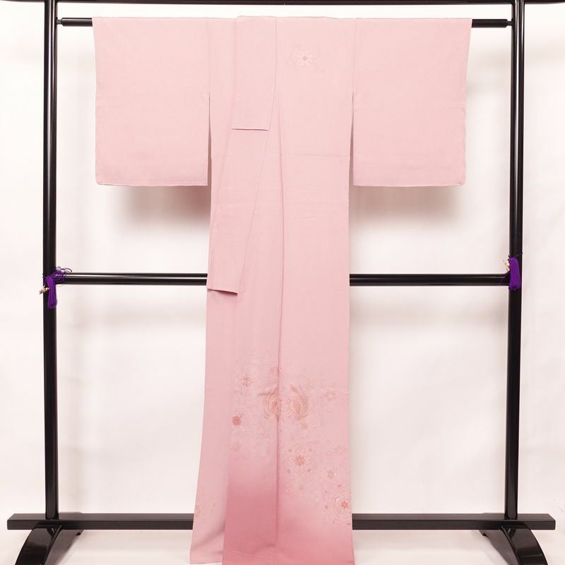 付け下げ 良品 スワトウ刺繍 縮緬 一つ紋付き 正絹 幾何学柄・抽象柄 袷仕立て 身丈164.5cm 裄丈67cm 一部しつけ糸付き 附下 着物 ピンク_画像2