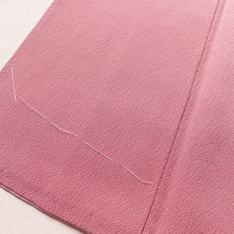 付け下げ 良品 スワトウ刺繍 縮緬 一つ紋付き 正絹 幾何学柄・抽象柄 袷仕立て 身丈164.5cm 裄丈67cm 一部しつけ糸付き 附下 着物 ピンク_画像9