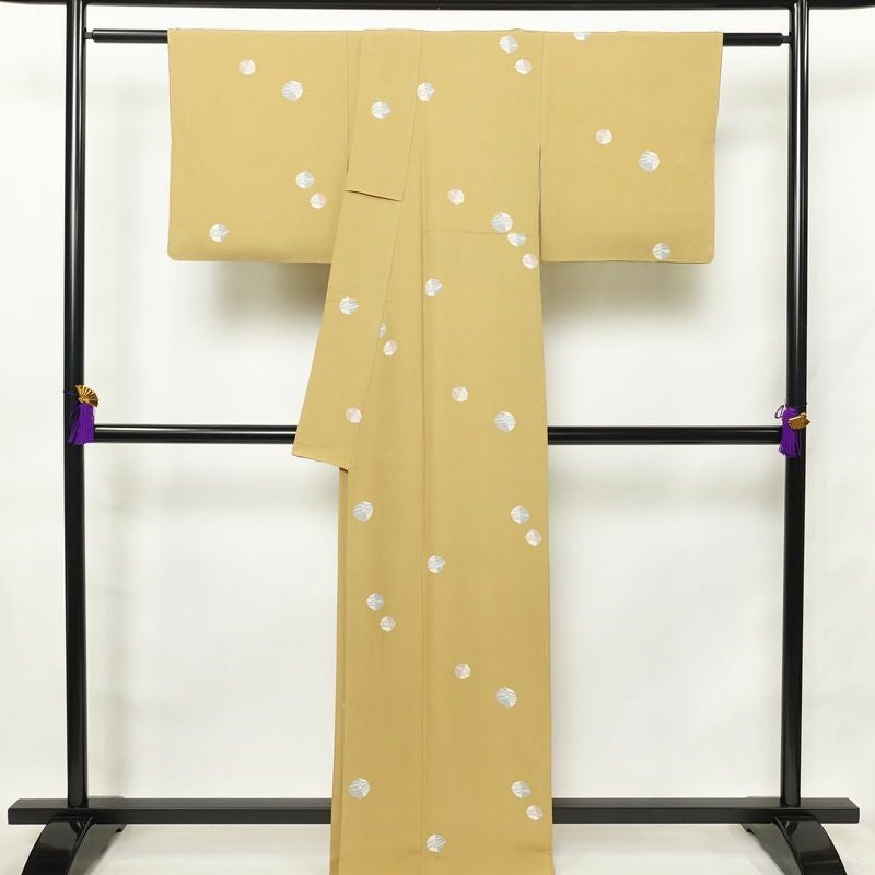 小紋 良品 縮緬 飛び柄 正絹 幾何学柄・抽象柄 袷仕立て 身丈166.5cm 裄丈67cm 黄・黄土色_画像2