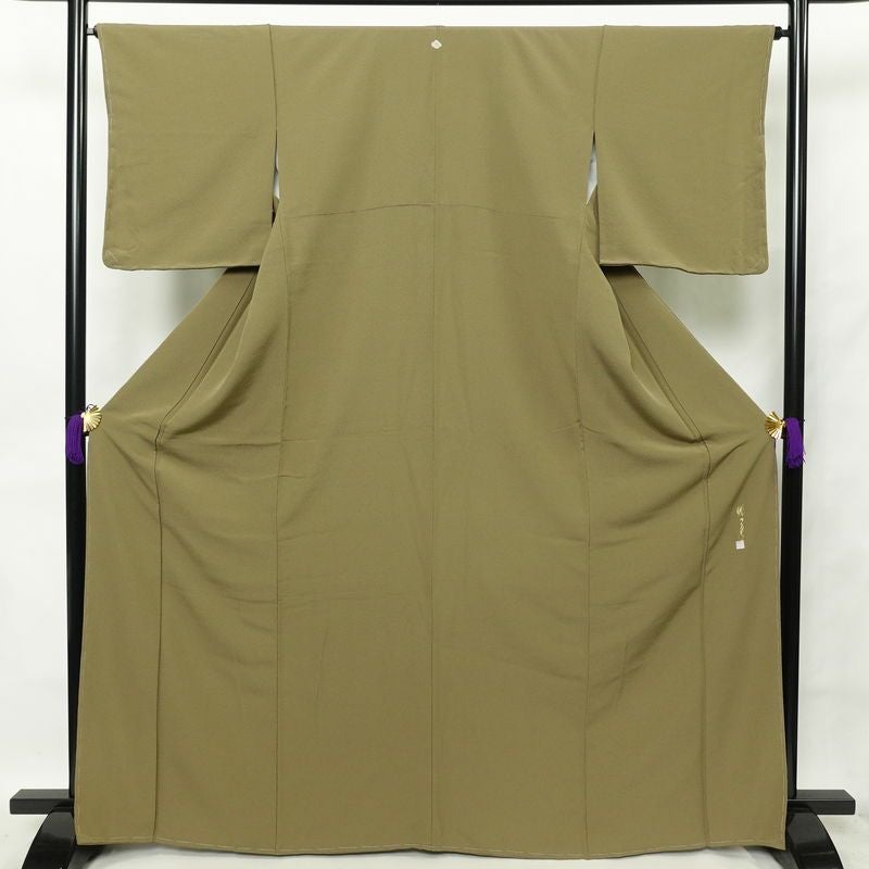色無地 良品 落款入り しつけ糸付き 縮緬 一つ紋付き 正絹 無地 袷仕立て 身丈167cm 裄丈66cm 着物 緑・うぐいす色_画像1