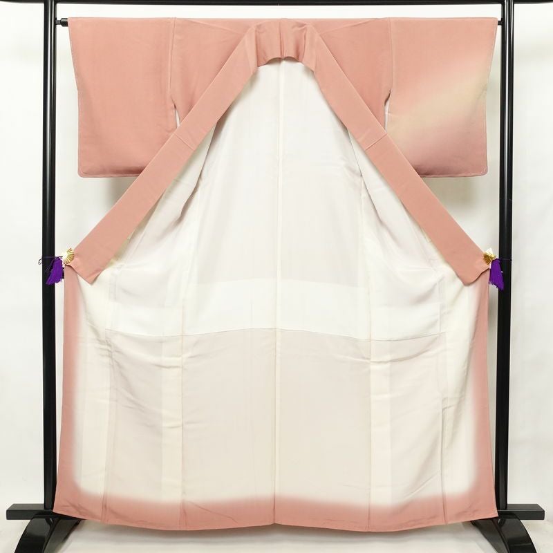 付け下げ 良品 しつけ糸付き 縮緬 一つ紋付き 正絹 木の葉・植物柄 袷仕立て 身丈161.5cm 裄丈66cm 刺繍 附下 着物 ピンク_画像3