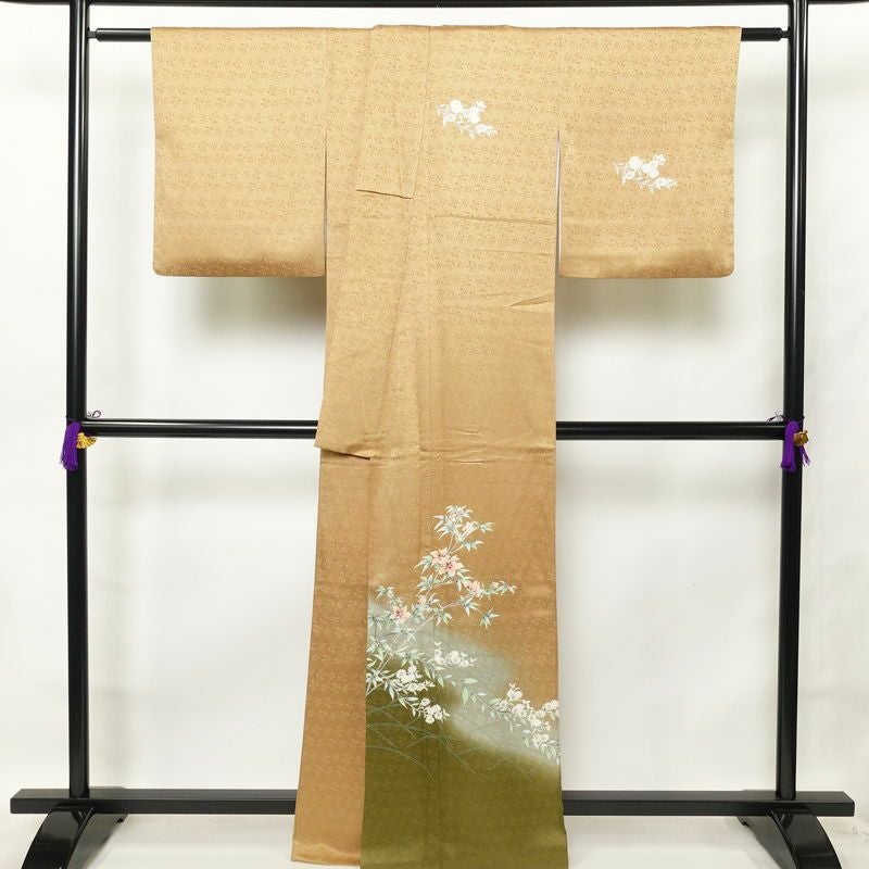 付け下げ 良品 綸子 正絹 花柄 袷仕立て 身丈163cm 裄丈68.5cm 銀彩 附下 着物 黄・黄土色_画像2