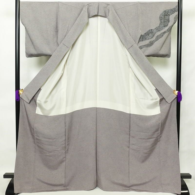 付け下げ 良品 縮緬 正絹 幾何学柄・抽象柄 袷仕立て 身丈169cm 裄丈68cm 一部しつけ糸付き 附下 共八掛 紫・藤色_画像3