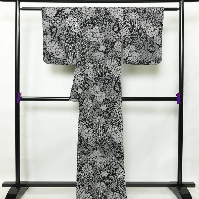 小紋 良品 縮緬 絞り風 ポリエステル 花柄 袷仕立て 身丈163cm 裄丈67cm 黒_画像2