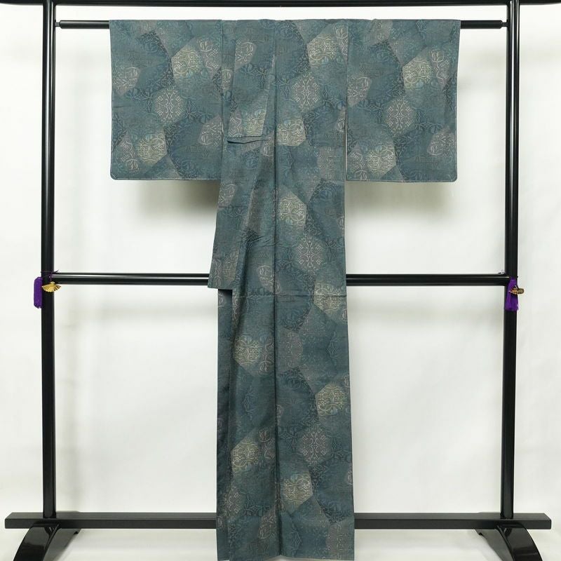 紬 良品 正絹 幾何学柄・抽象柄 袷仕立て 身丈160cm 裄丈65cm 一部しつけ糸付き 緑・うぐいす色_画像2