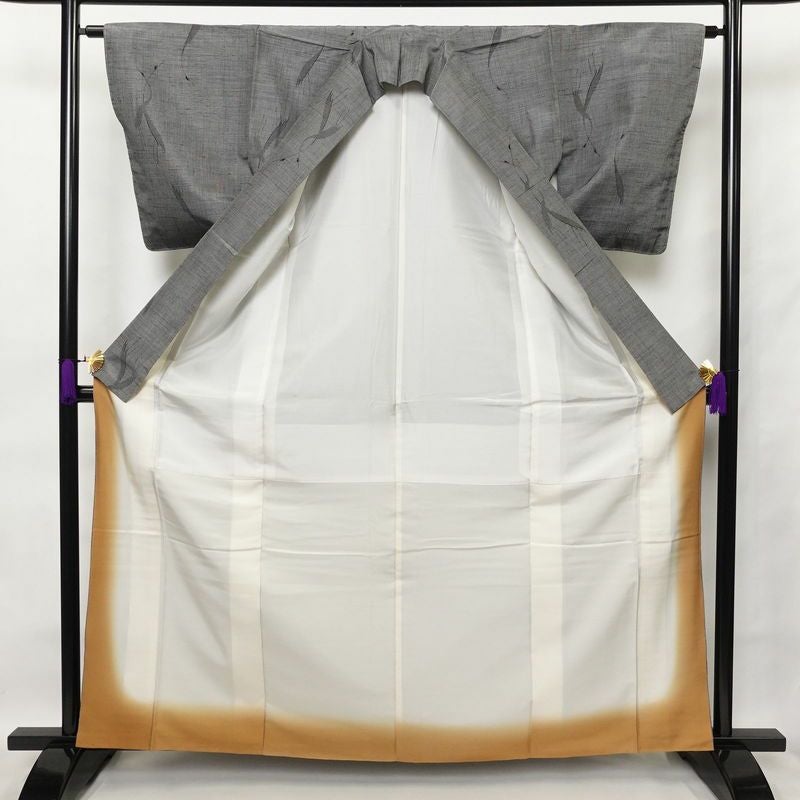 紬 正絹 木の葉・植物柄 袷仕立て 身丈163.5cm 裄丈63cm 一部しつけ糸付き 紬着物 グレー_画像3