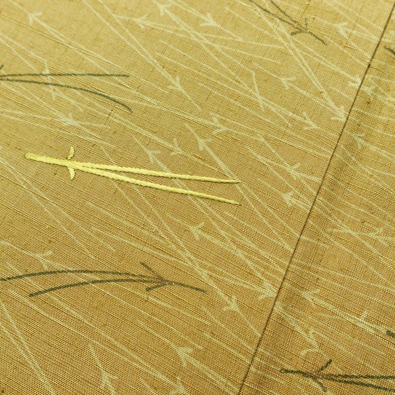 付け下げ 良品 正絹 木の葉・植物柄 袷仕立て 身丈159cm 裄丈65cm 刺繍 松 黄・黄土色_画像8