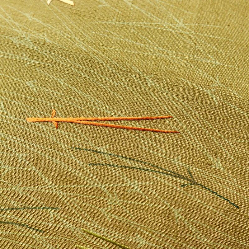 付け下げ 良品 正絹 木の葉・植物柄 袷仕立て 身丈159cm 裄丈65cm 刺繍 松 黄・黄土色_画像9