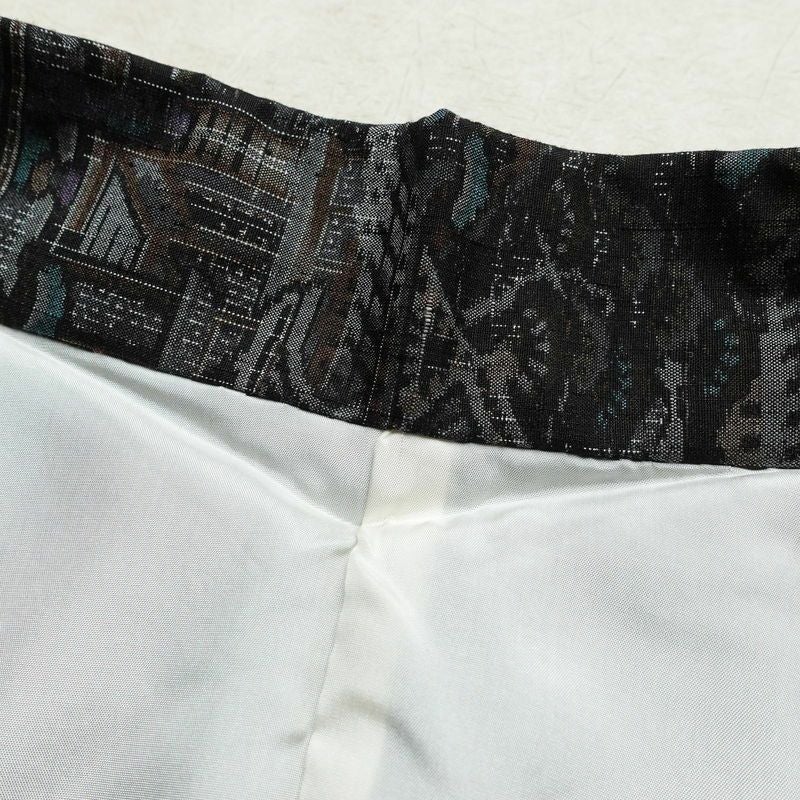 紬 良品 本真綿紬 百亀甲総絣 証紙あり しつけ糸付き 正絹 風景柄 袷仕立て 身丈157cm 裄丈65.5cm 黒_画像18