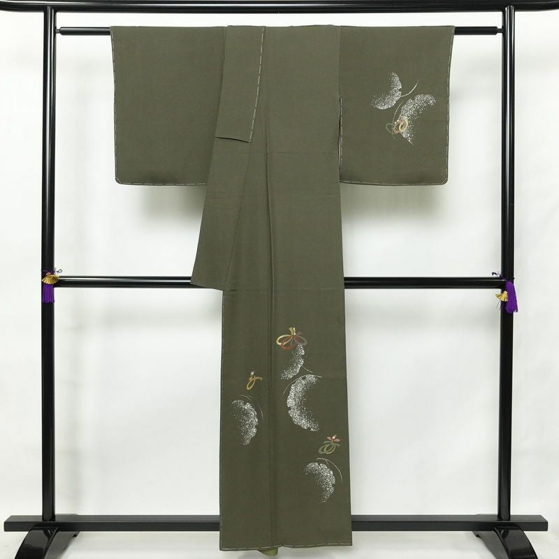 付け下げ 良品 作家物 落款入り しつけ糸付き 縮緬 一つ紋付き 正絹 幾何学柄・抽象柄 袷仕立て 身丈156.5cm 裄丈67.5cm 刺繍 緑・うぐいす色_画像2