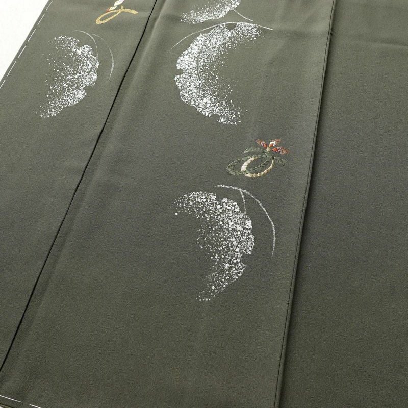 付け下げ 良品 作家物 落款入り しつけ糸付き 縮緬 一つ紋付き 正絹 幾何学柄・抽象柄 袷仕立て 身丈156.5cm 裄丈67.5cm 刺繍 緑・うぐいす色_画像4