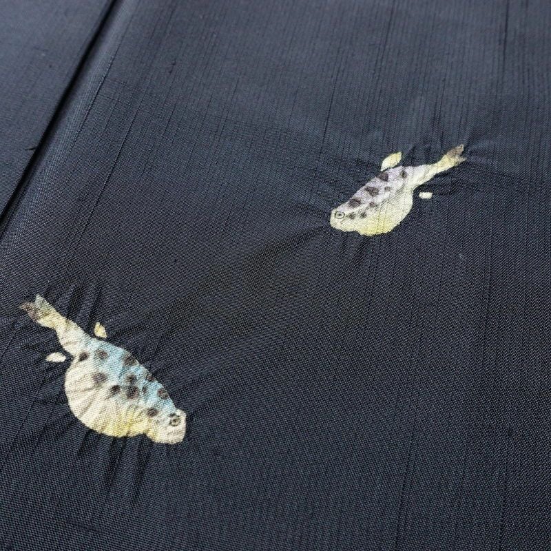 付け下げ 良品 訪問着風 紬地 飛び柄 落款入り 絞り 正絹 その他の柄 袷仕立て 身丈159.5cm 裄丈65cm ふぐ 粋 お洒落 青・紺_画像6