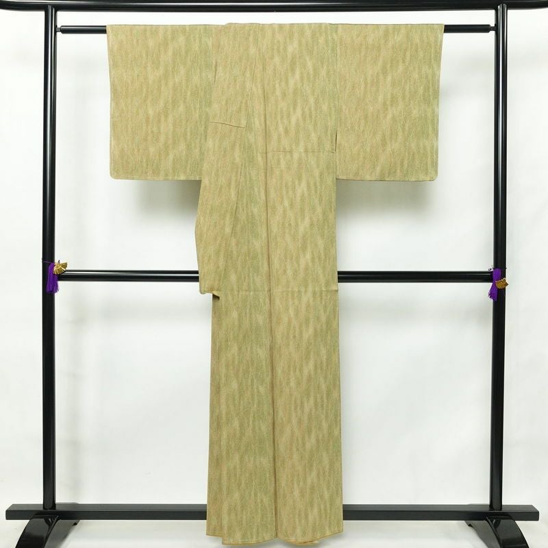 小紋 良品 縮緬 しつけ糸付き 総柄 正絹 木の葉・植物柄 袷仕立て 身丈157.5cm 裄丈65.5cm 緑・うぐいす色_画像2