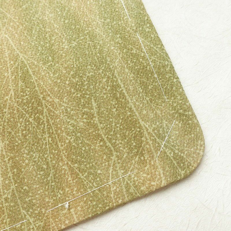 小紋 良品 縮緬 しつけ糸付き 総柄 正絹 木の葉・植物柄 袷仕立て 身丈157.5cm 裄丈65.5cm 緑・うぐいす色_画像13