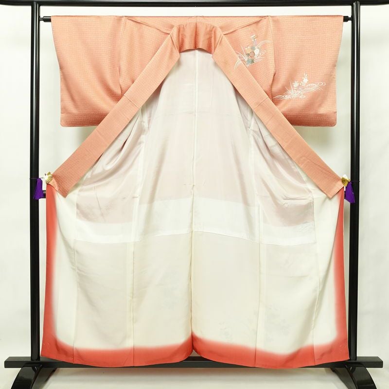 訪問着 しつけ糸付き 金駒刺繍 正絹 古典柄 袷仕立て 身丈158.5cm 裄丈65cm 箔 金彩 着物 ピンク サーモンピンク_画像3