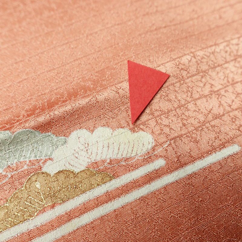 訪問着 しつけ糸付き 金駒刺繍 正絹 古典柄 袷仕立て 身丈158.5cm 裄丈65cm 箔 金彩 着物 ピンク サーモンピンク_画像9