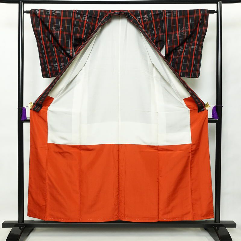 大島紬 良品 しつけ糸付き 正絹 チェック・格子柄 袷仕立て 身丈156cm 裄丈62.5cm 黒_画像3