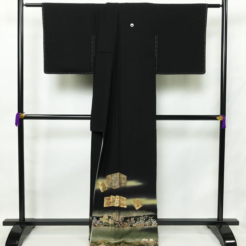 黒留袖 美品 五つ紋付き 桃山蒔絵 落款入り しつけ糸付き 縮緬 正絹 古典柄 袷仕立て 身丈170.5cm 裄丈70.5cm 箔 金彩 黒_画像2