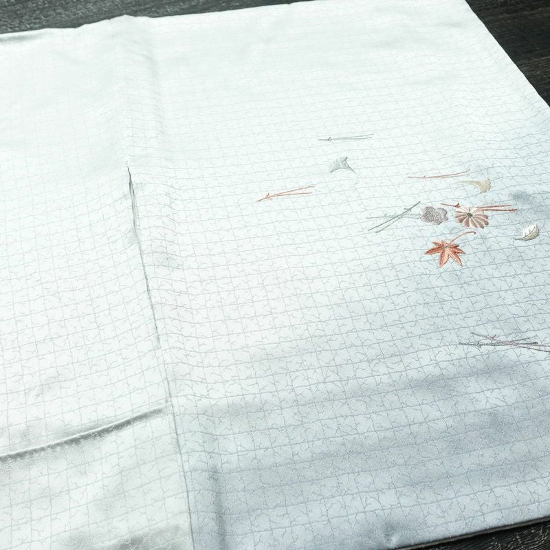 訪問着 綸子 正絹 木の葉・植物柄 袷仕立て 身丈163cm 裄丈67cm 刺繍 フォーマル ぼかし 菊 桜 紅葉 着物 共八掛 青・紺_画像14