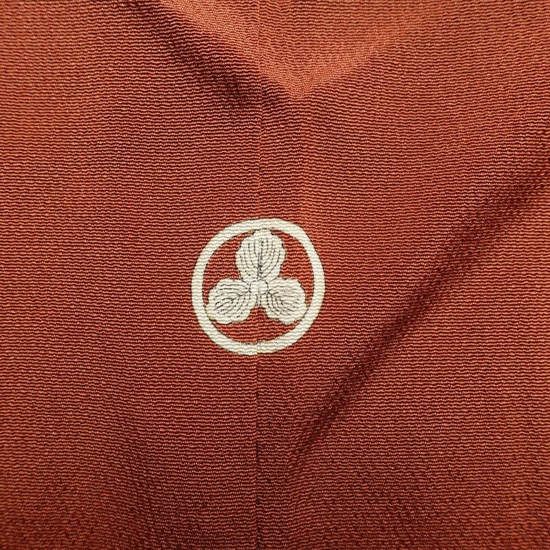 色無地 松尾光琳 縮緬 しつけ糸付き 一つ紋付き 正絹 無地 袷仕立て 身丈160cm 裄丈66cm 箔 フォーマル 着物 柄八掛 茶_画像9