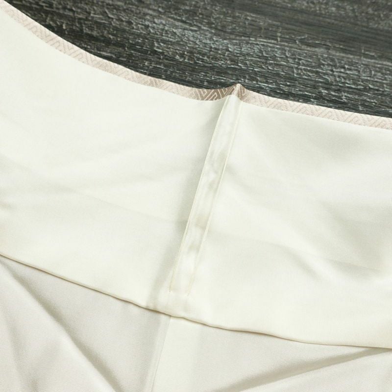 訪問着 良品 綸子 正絹 古典柄 袷仕立て 身丈159.5cm 裄丈65.5cm 箔 一部しつけ糸付き 金彩 フォーマル 着物 菊 薄柿色 小豆・エンジ_画像17