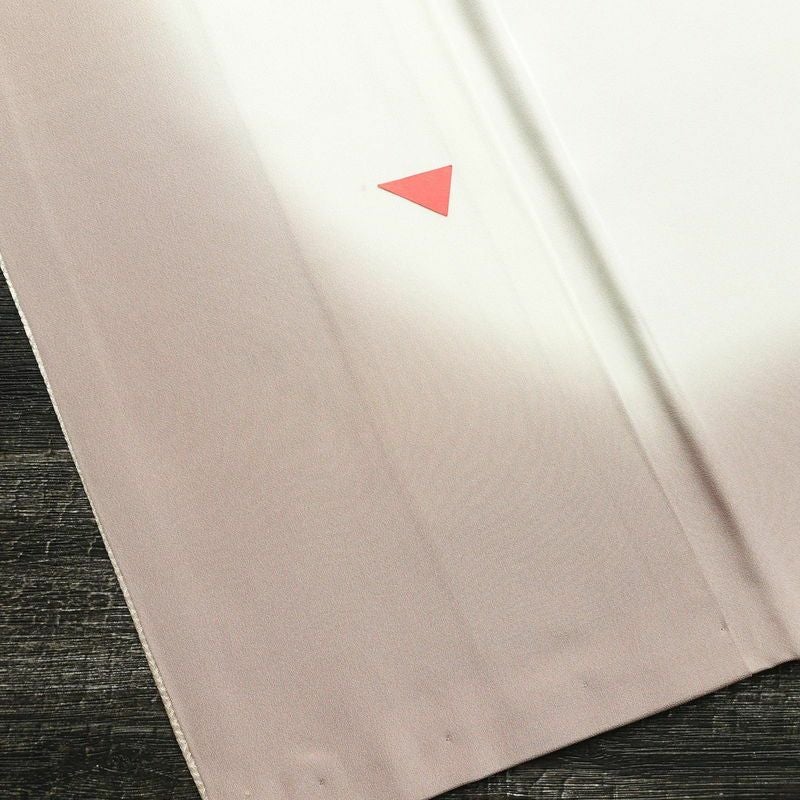 訪問着 良品 綸子 正絹 古典柄 袷仕立て 身丈159.5cm 裄丈65.5cm 箔 一部しつけ糸付き 金彩 フォーマル 着物 菊 薄柿色 小豆・エンジ_画像18