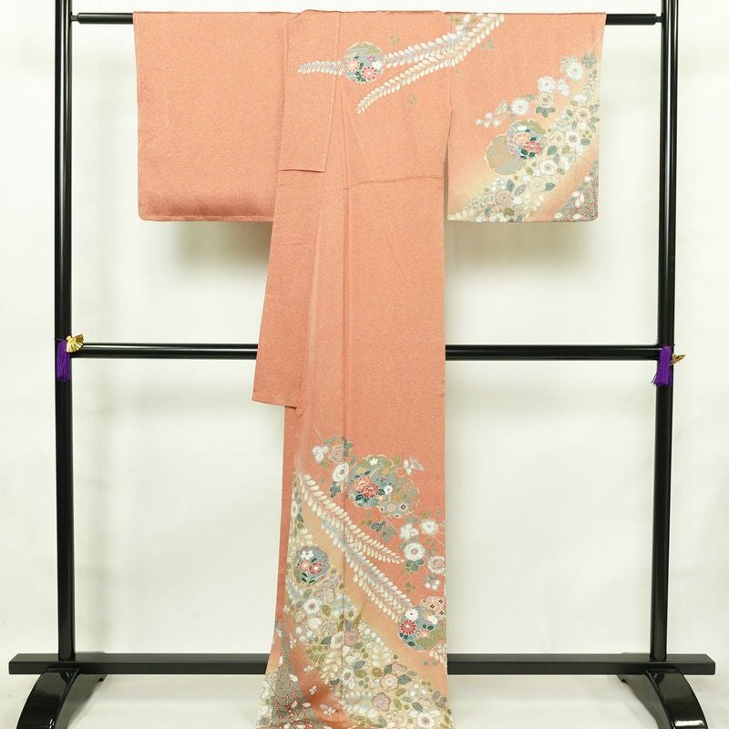 訪問着 良品 しつけ糸付き 縮緬 正絹 花柄 袷仕立て 身丈169.5cm 裄丈70.5cm 箔 絞り 共八掛 金彩 フォーマル 着物 ピンク_画像2