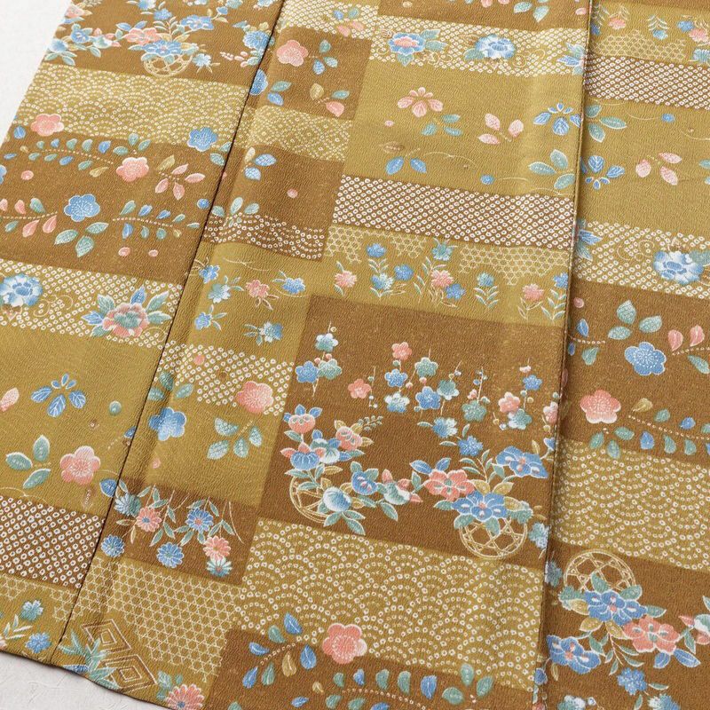 単衣 小紋 良品 縮緬 ポリエステル 古典柄 単衣仕立て 身丈159cm 裄丈64.5cm 黄・黄土色_画像4