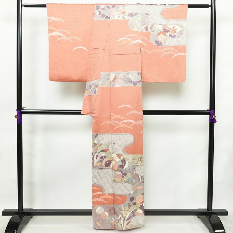 訪問着 綸子 絞り 正絹 古典柄 袷仕立て 身丈160cm 裄丈64.5cm 箔 共八掛 金彩 フォーマル 着物 サーモンピンク ピンク_画像2