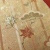 付け下げ 良品 しつけ糸付き 縮緬 正絹 古典柄 袷仕立て 身丈164cm 裄丈70cm 箔 刺繍 フォーマル 着物 松 紅葉 赤・朱_画像6